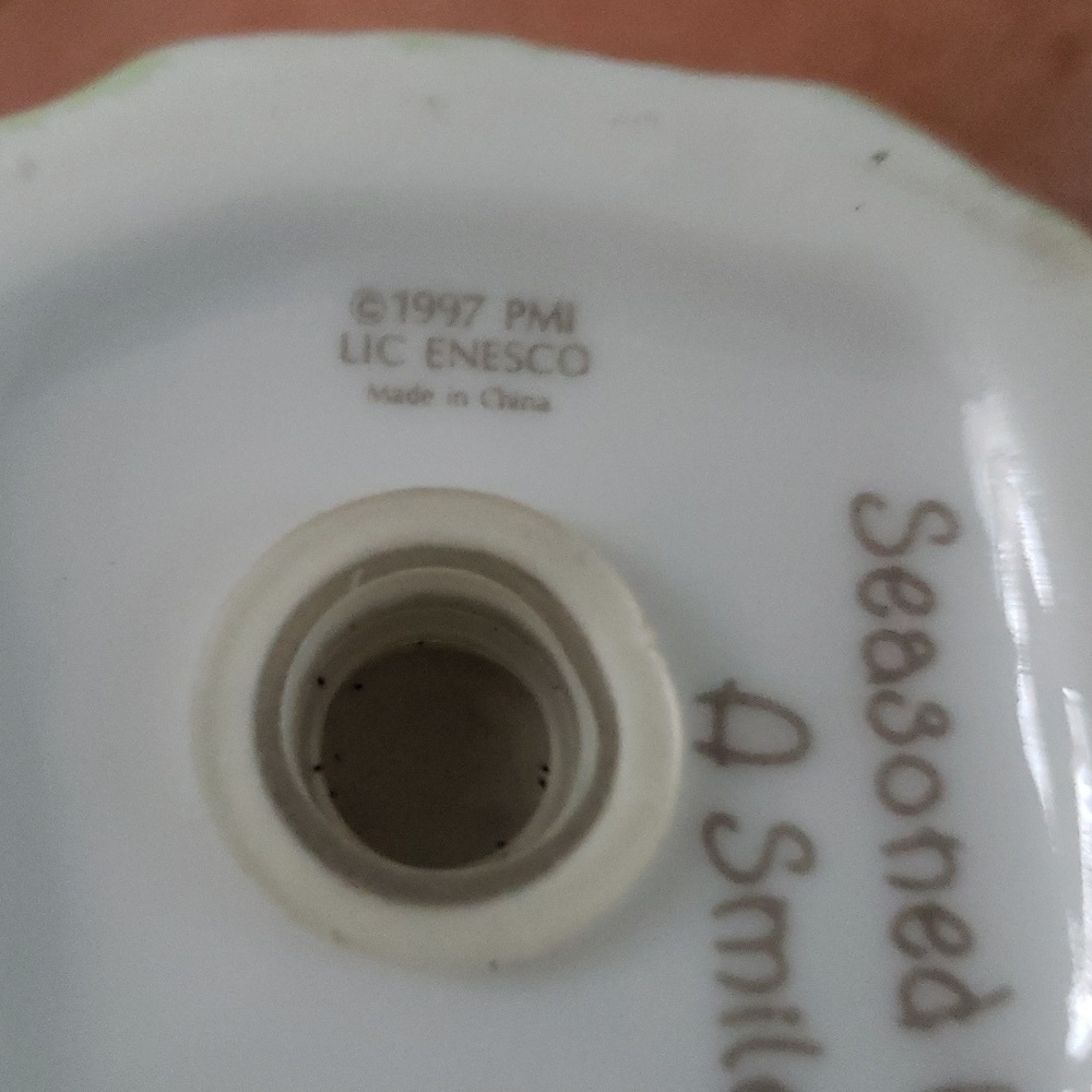 Precious Moments - Seasoned with a Smile - Enesco Salt and Pepper Shakers. - Picture 15 of 16